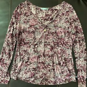 Long-sleeved women’s shirt